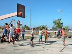 Práctica de deportes: opción recreativa de verano en Puerto Padre
