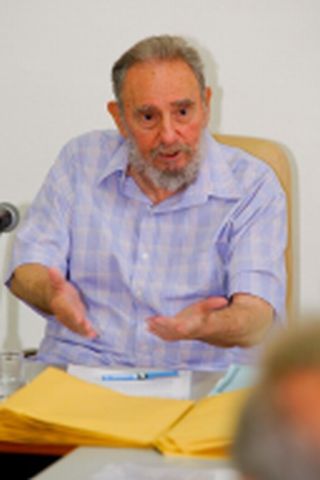 Visitó Fidel el Centro de Investigaciones de la Economía Mundial